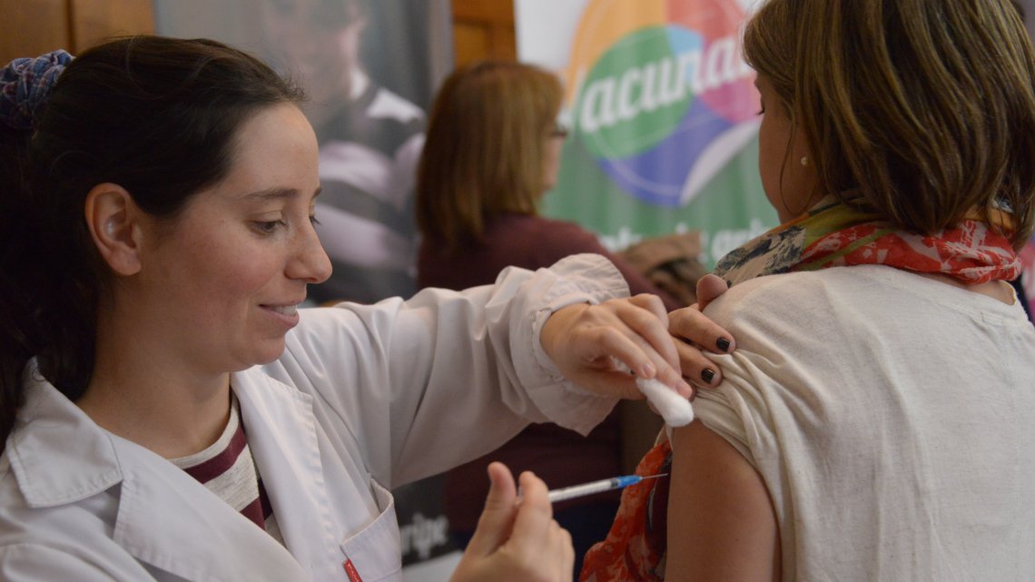 17 04 23 OP Gripe Hay que vacunarse antes de la llegada del invierno 4 Vacunando a una embarazada