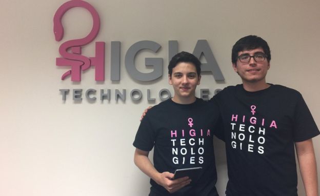 18 09 29 OP Un corpiño para detectar el cáncer de 4 Julián Ríos Cantú junto a uno de sus colaboradores