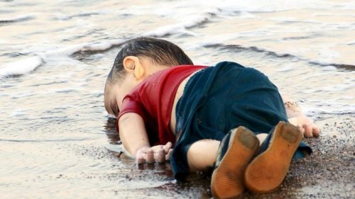 18 11 04 OP Los orígenes de la generosidad humana 2 Aylan Kurdi un pequeño angelito kurdo de 3 años apareció ahogado en una playa