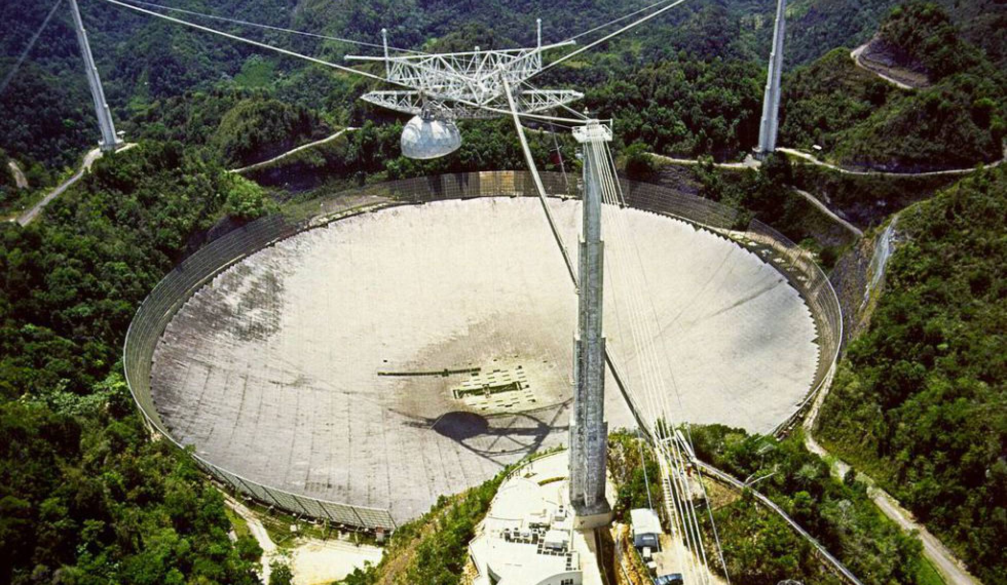 18 11 22 OP Intento de comunicación interestelar 2 Vista aérea del plato del radiotelescopio de Arecibo