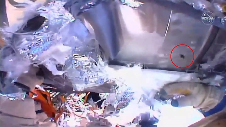 18 12 11 OP En la Estación Espacial Internacional usan cuchillos para una investigación 1 El agujero fotografiado por los cosmonautas durante la caminata