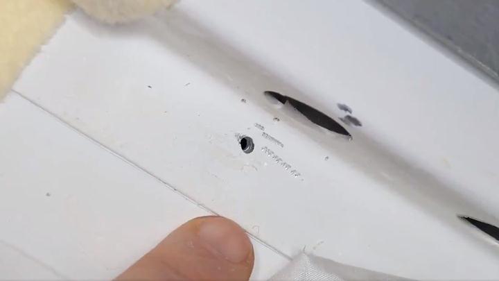 18 12 11 OP En la Estación Espacial Internacional usan cuchillos para una investigación 2 El agujero que apareció en la nave Soyuz MS 09 antes de que lo sellasen con un parche térmico. Imagen NASA