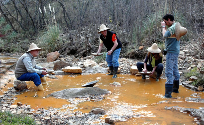 19 07 05 OP Ricos pobres y pobres ricos 1 Extrayendo oro del río en La Carolina en San Luis Argentina