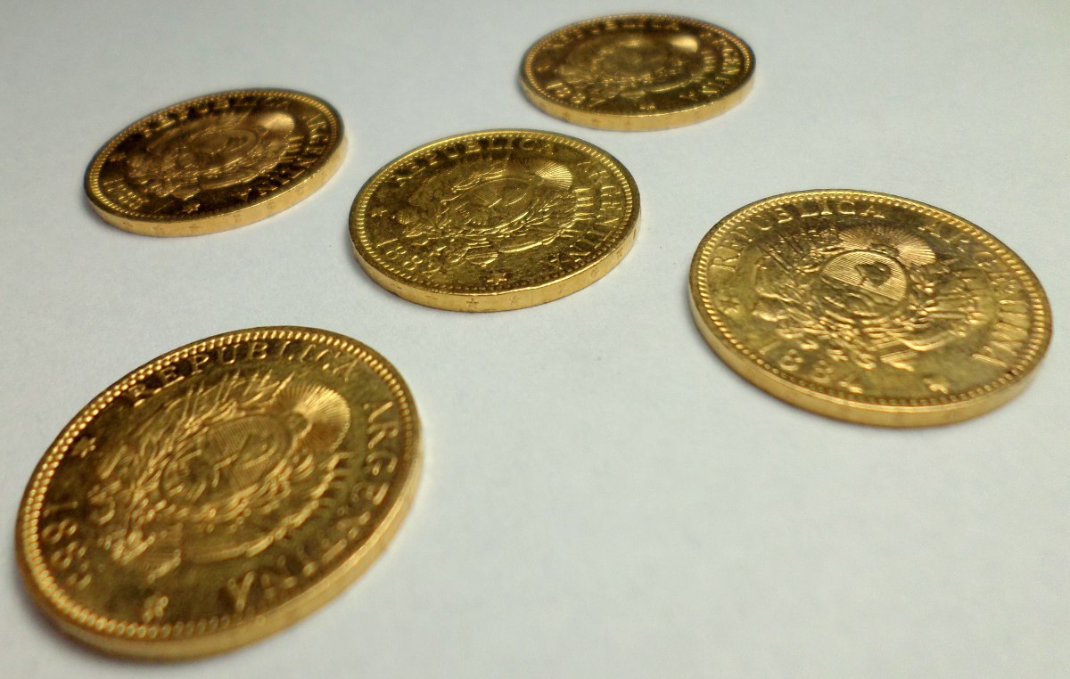 19 07 05 OP Ricos pobres y pobres ricos 4 Moneda argentina de 5 del año 1880 cotizada en us 430