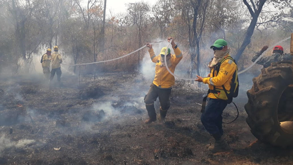 19 10 04 OP Bolivia también sufre por el fuego en la Amaonia 1 Rescatistas adelantan labores en el departamento de Santa Cruz fronterizo con Brasil y Paraguay