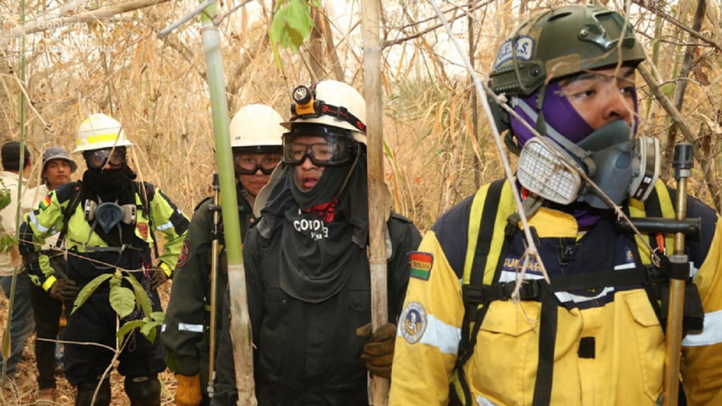19 10 04 OP Bolivia también sufre por el fuego en la Amaonia 2 Rescatistas en el departamento de Santa Cruz