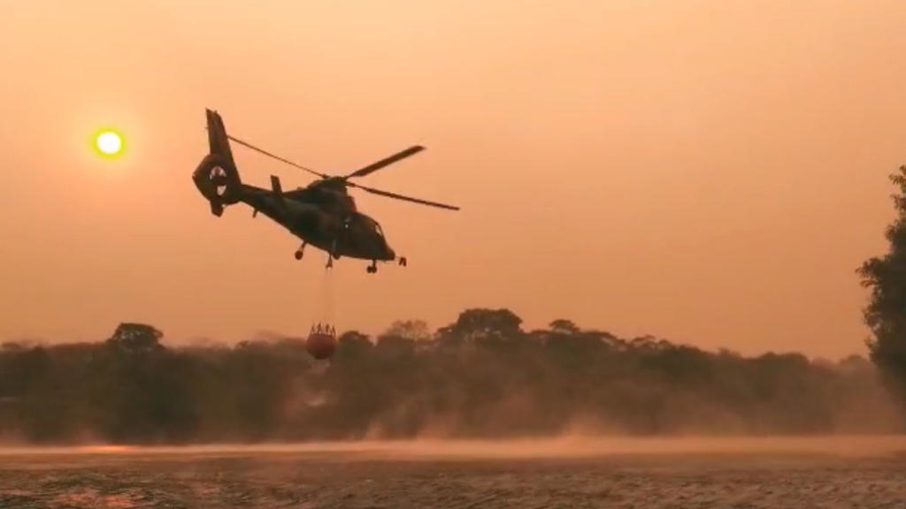 19 10 04 OP Bolivia también sufre por el fuego en la Amaonia 3 Un helicóptero de la Fuerza Aérea de Bolivia recoge agua para combatir incendios