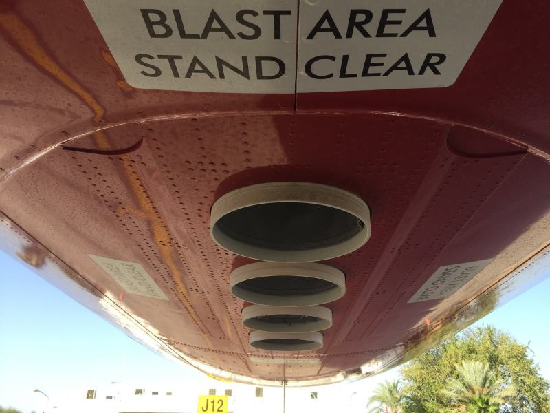 19 10 24 OP Supertanker el avión cisterna para combatir incendios contratado por Bolivia 3 Bocas de descarga del Supertanker