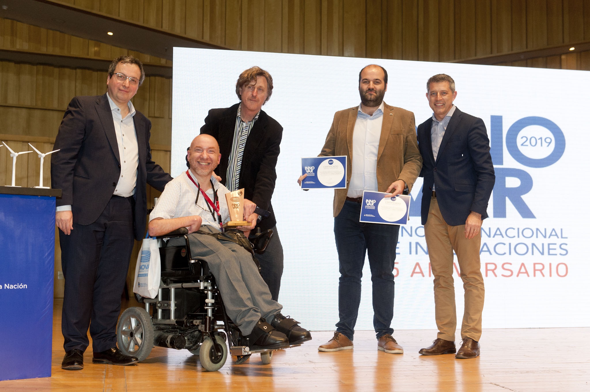 19 12 08 OP Primer automóvil nacional para pasajeros en sillas de ruedas 2 Diego Sadras usuario de sillas de ruedas recibe el premio INNOVAR 2019