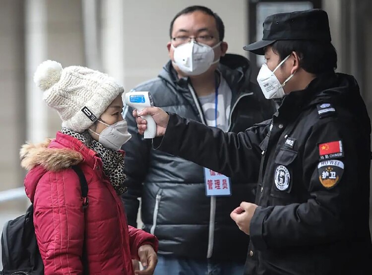 20 02 16 OP Científicos argentinos crearon un kit portátil para detectar el coronavirus en solo una hora 4 Una toma de temperatura en China. Esto detecta el síntoma pero no evita el contagio en el período de ventana