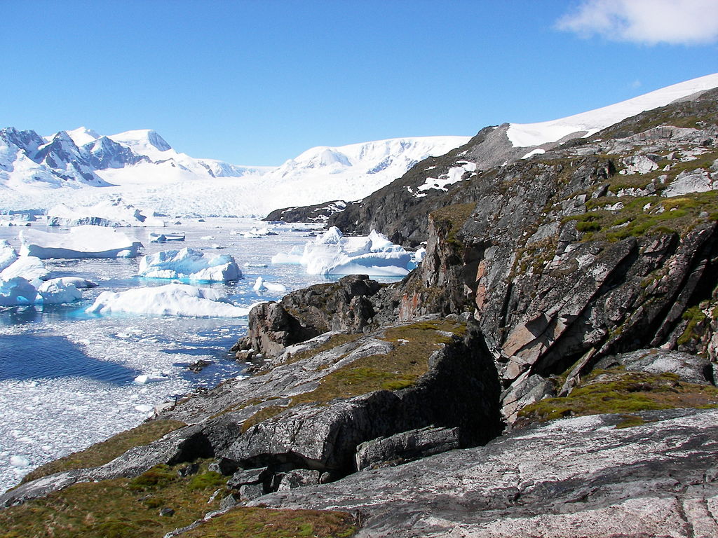 20 02 22 OP 22 de febrero Día de la Antártida Argentina 2 Partes descubiertas de hielo y cubiertas con musgos