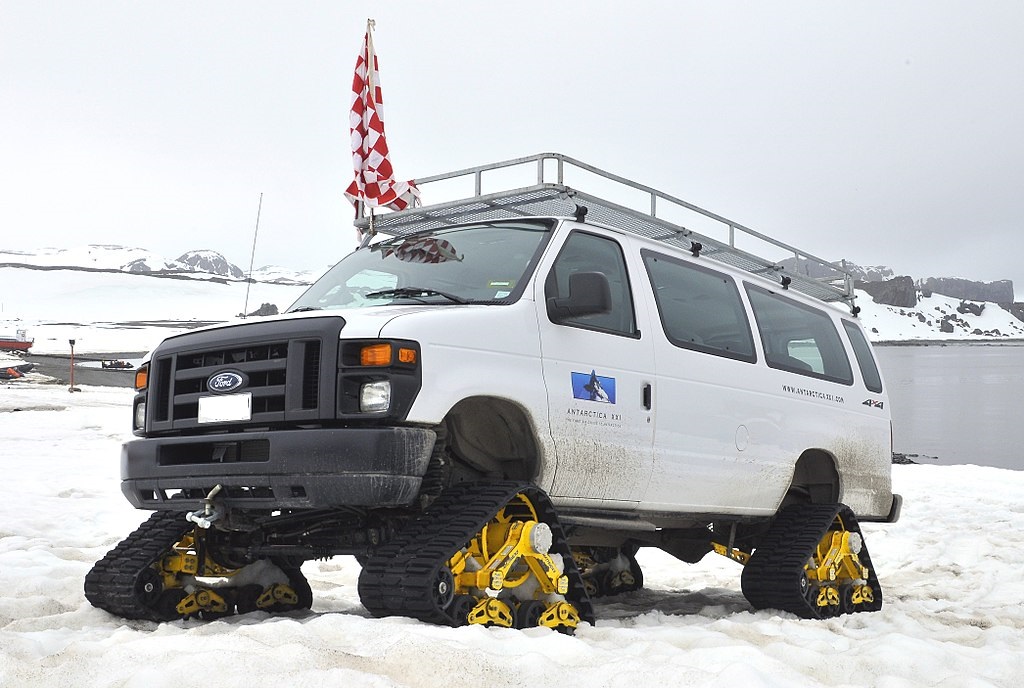 20 02 22 OP 22 de febrero Día de la Antártida Argentina 5 Furgoneta adaptada para la nieve en las islas Shetland del Sur