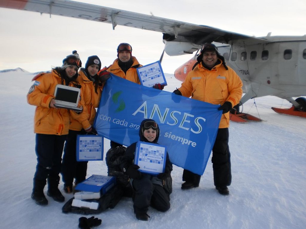20 02 22 OP 22 de febrero Día de la Antártida Argentina 7 Niños adolescentes y profesores de la escuela de Base Esperanza