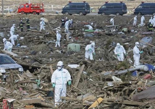 20 03 27 OP Fukushima hoy 4 Trabajadores recogiendo escombros en Fukushima