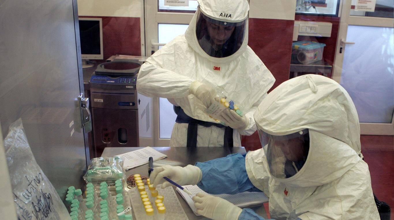 20 03 29 OP El Instituto Malbrán puede diagnosticar el COVID 19 en 48 horas 3 Técnicos del Instituto Malbrán analizan las muestras