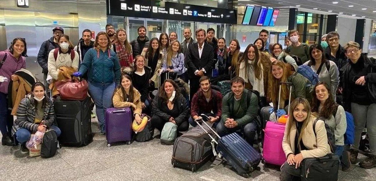 20 04 04 OP Médicos argentinos regresan a su país para enfrentar Covid 19 2 En Zürich el grupo de profesionales y el Embajador Luis María Kreckle