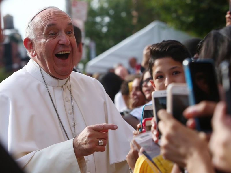 20 04 10 OP La crisis muestra la necesidad de una economía a medida del hombre 1 Papa Francisco con jóvenes