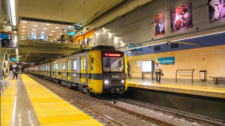 20 04 19 OP El distanciamiento físico clave para derrocar al coronavirus 1 Estación de subterráneos prácticamente vacía