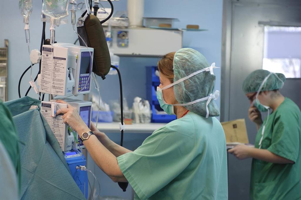 20 05 12 OP 12 de Mayo Día Internacional de la Enfermería 5 Enfermeras en quirófano