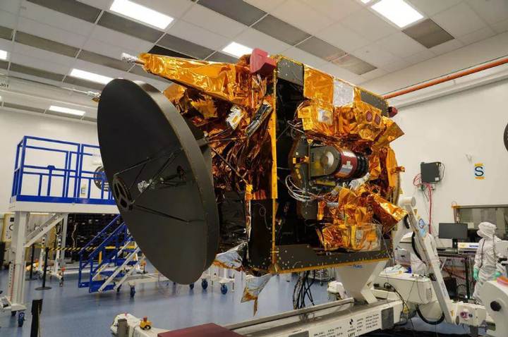 20 07 13 OP Los Emiratos Árabes Unidos lanzarán su primera sonda espacial hacia Marte esta semana 2 El satélite Hope Mars en el laboratorio