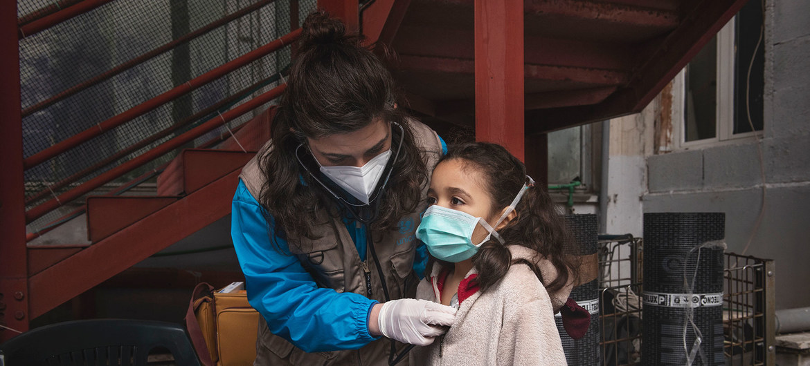 20 07 15 OP El coronavirus podría propagarse por el aire 1 Colocándole un tapaboca a una niña