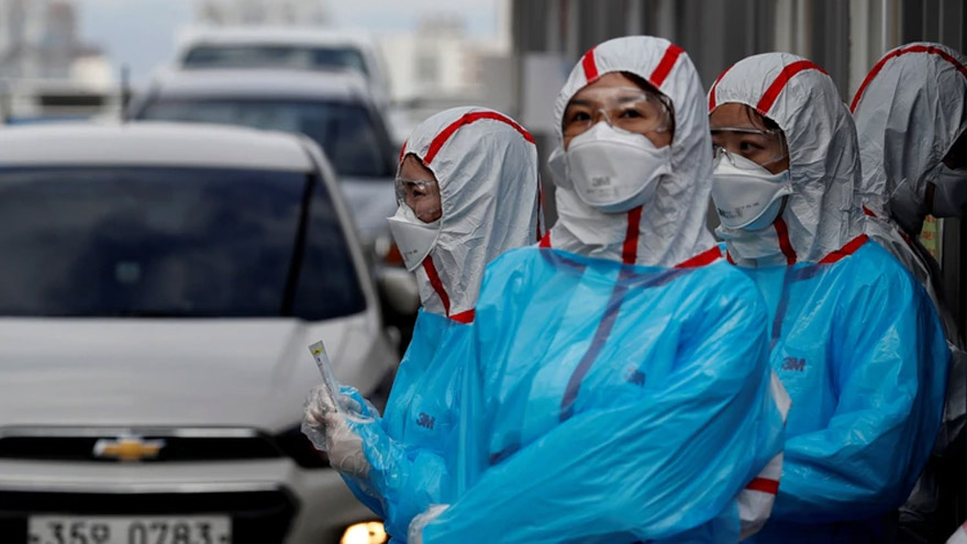 20 07 16 OP Para descreídos y negadores 2 Médicos en un centro de pruebas de Covid 19 en la Universidad de Yeungnam en Daegu Corea del Sur