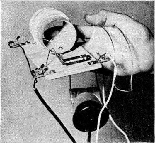 20 08 27 OP Una vigorosa joven de 100 años 5 Receptor artesanal de primera Guerra Mundia. El detector era una hoja de afeitar