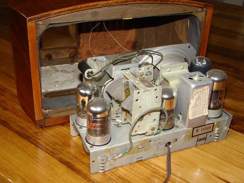 20 08 27 OP Una vigorosa joven de 100 años 7 Interior de una radio a válvulas termoiónicas Philco de Ambas Corrientes