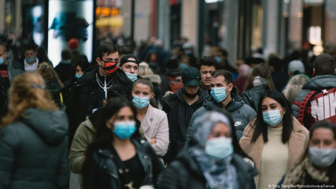20 10 31 OP Merkel advierte de mentiras y desinformación en lucha contra coronavirus 2 Una calle de Berlín en hora de máxima circulación