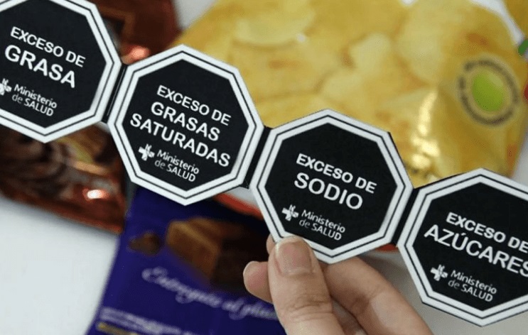 20 11 12 OP Cuando comer no es sinónimo de alimentación saludable 2 Ejemplo de etiquetado en Chile